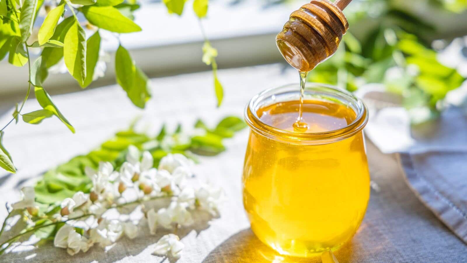 11 Powerful Healing Benefits Of Honey For Skin, Hair & Health